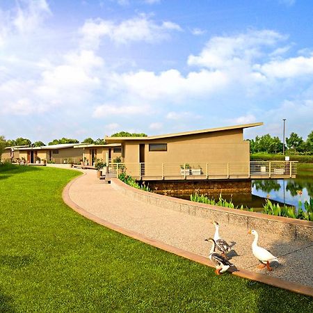 Life At Repose- Lake Villas Resort & Club Chor Warodra Exteriör bild
