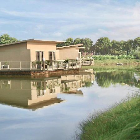 Life At Repose- Lake Villas Resort & Club Chor Warodra Exteriör bild
