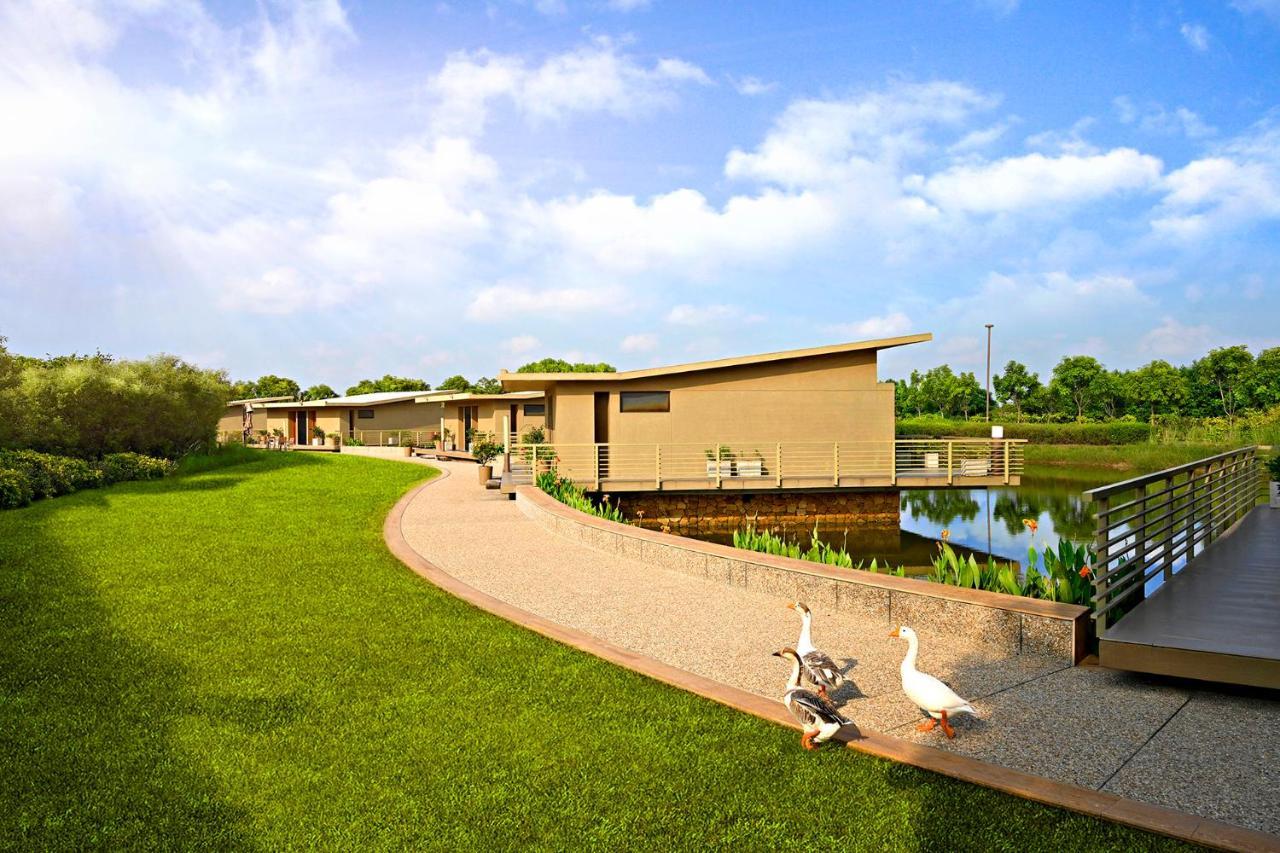 Life At Repose- Lake Villas Resort & Club Chor Warodra Exteriör bild