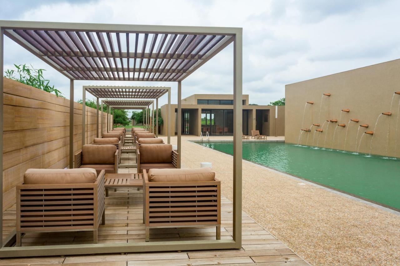 Life At Repose- Lake Villas Resort & Club Chor Warodra Exteriör bild