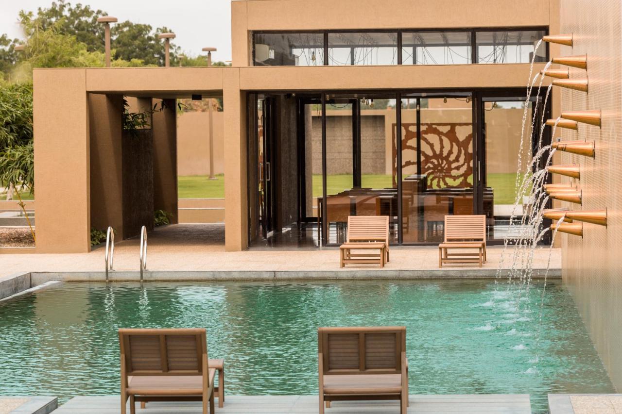 Life At Repose- Lake Villas Resort & Club Chor Warodra Exteriör bild