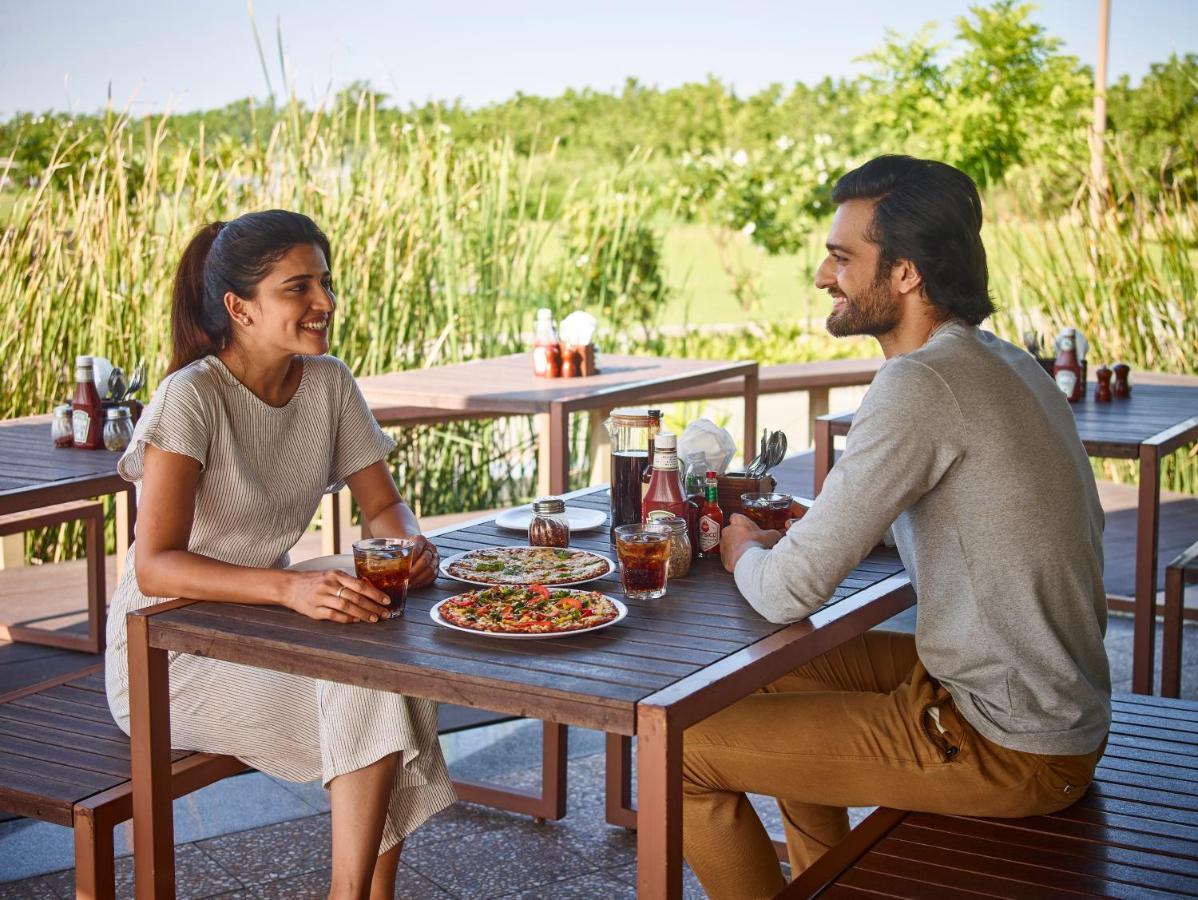 Life At Repose- Lake Villas Resort & Club Chor Warodra Exteriör bild