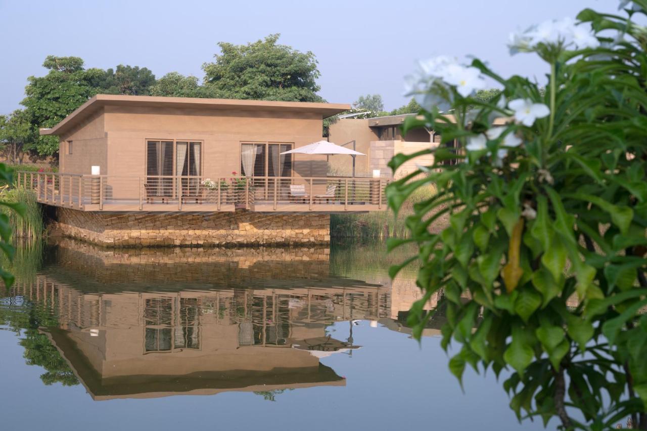 Life At Repose- Lake Villas Resort & Club Chor Warodra Exteriör bild