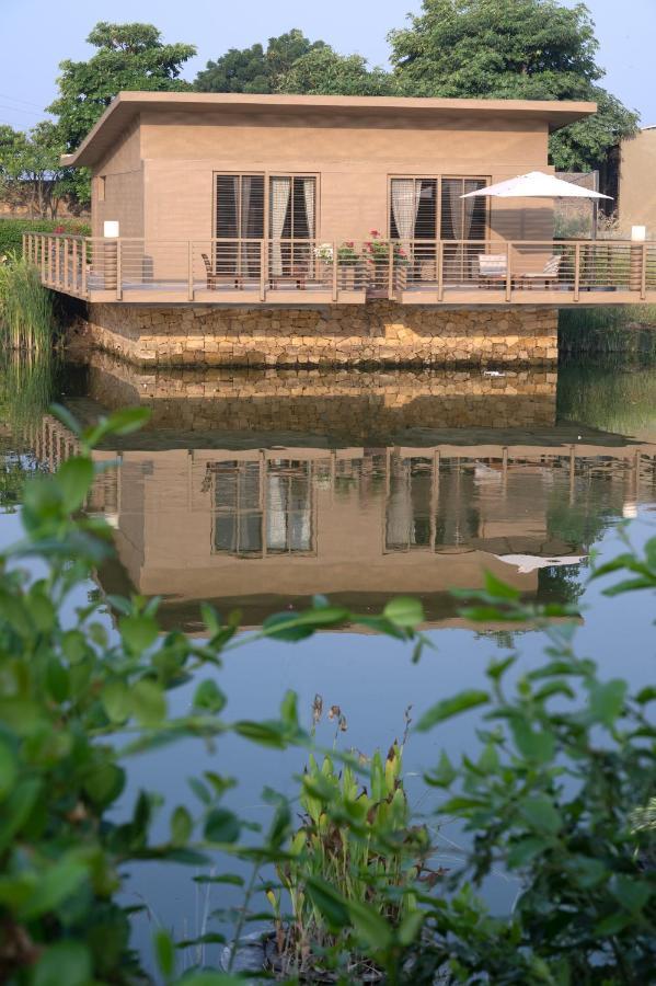 Life At Repose- Lake Villas Resort & Club Chor Warodra Exteriör bild