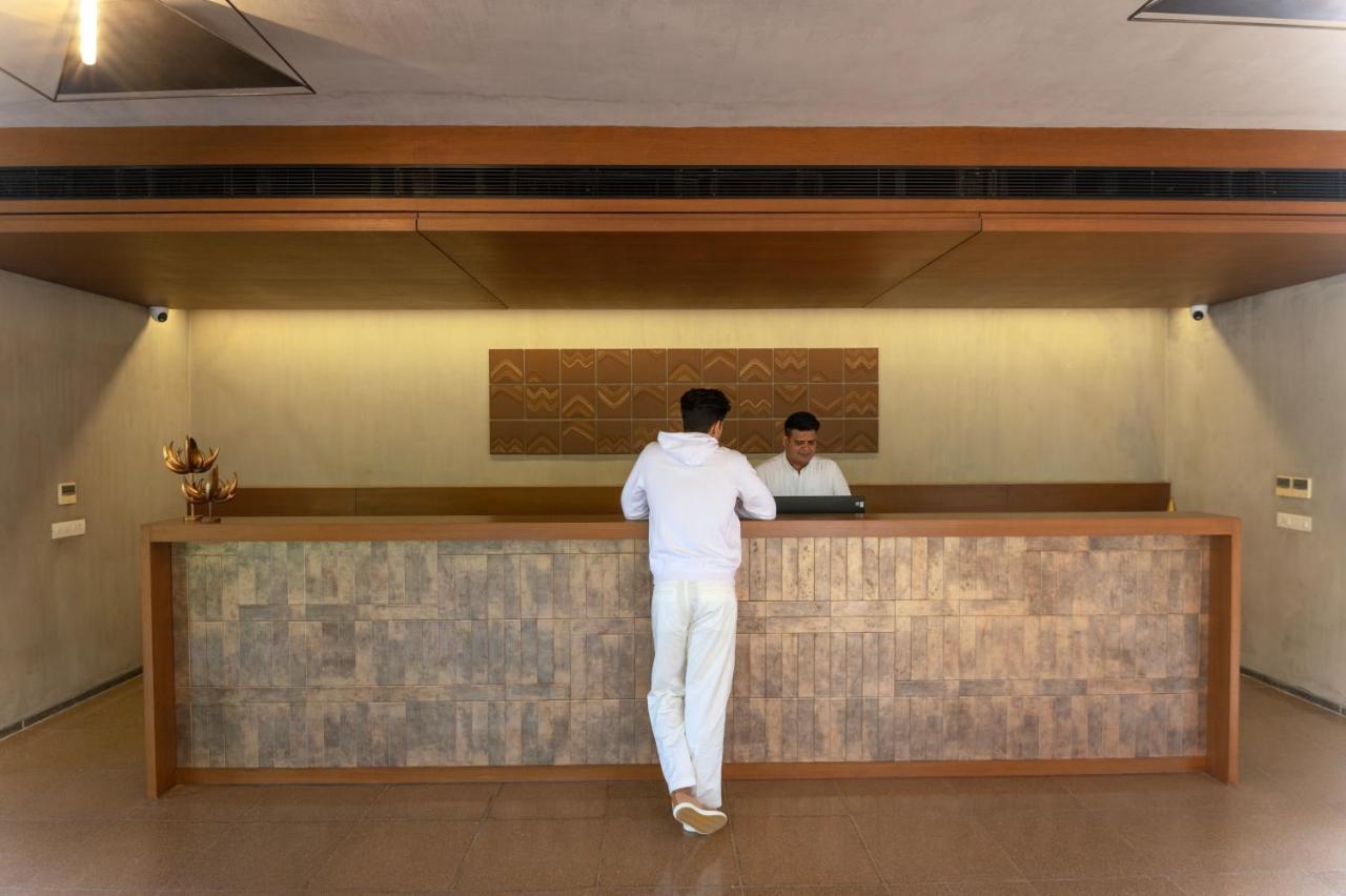 Life At Repose- Lake Villas Resort & Club Chor Warodra Exteriör bild