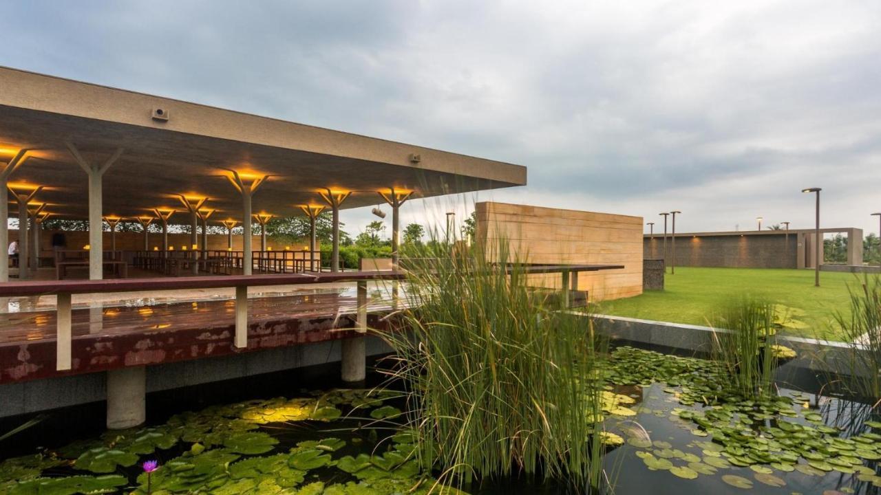 Life At Repose- Lake Villas Resort & Club Chor Warodra Exteriör bild