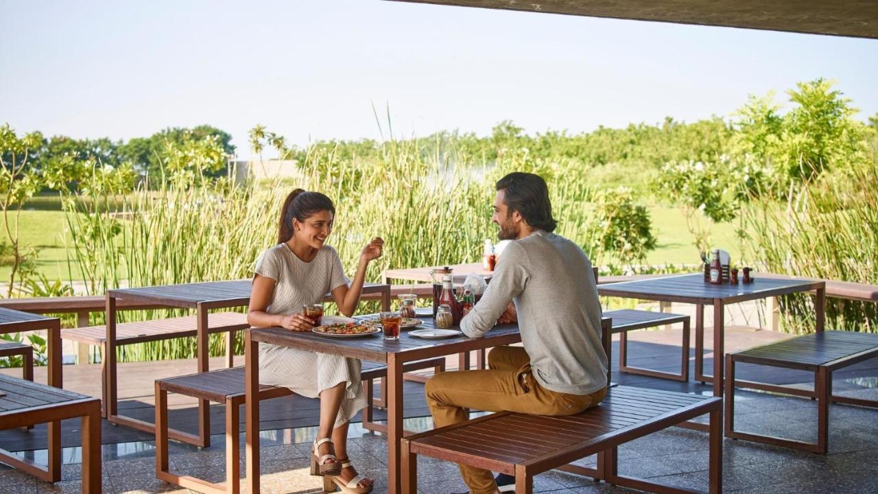 Life At Repose- Lake Villas Resort & Club Chor Warodra Exteriör bild